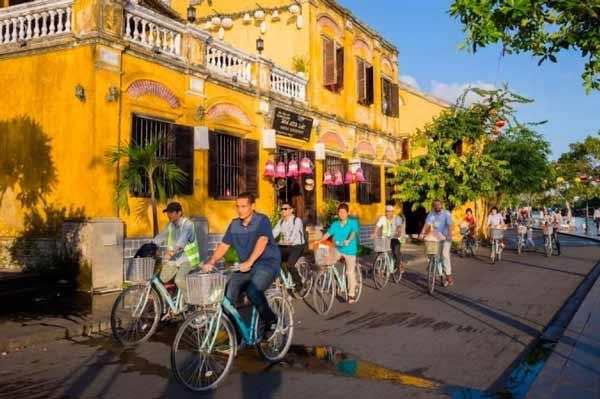 Hoi An Evening Food Tour by Bike